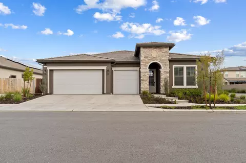 1749 N Carson Ave, Clovis, CA 93619