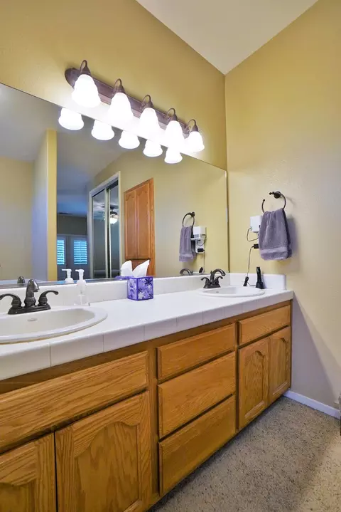 Bath - 1327 Mission Dr, Lemoore, CA 93245 photo 4 of 7
