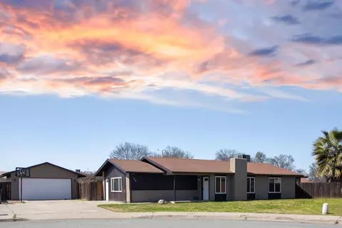880 Sandra Ln, Porterville, CA 93257