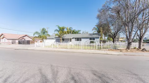1922 E Ash Ave, Tulare, CA 93274 photo 2