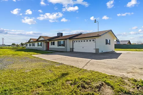 1004 Pioneer Ave, Porterville, CA 93257