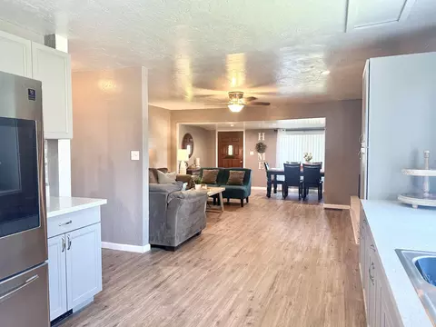 1075 E Beverly Dr, Tulare, CA 93274 photo 4