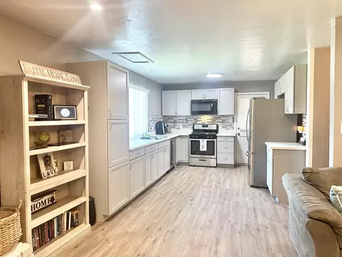 1075 E Beverly Dr, Tulare, CA 93274 photo 3