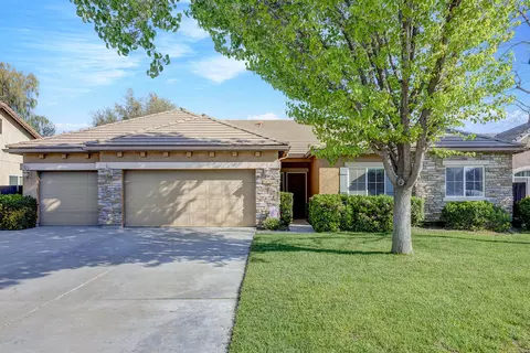 2622 W Newton Ct, Visalia, CA 93291