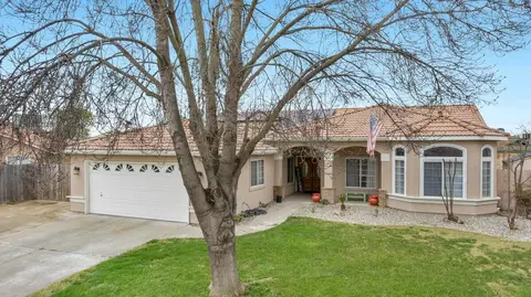 2440 Oakwood Ct, Hanford, CA 93230