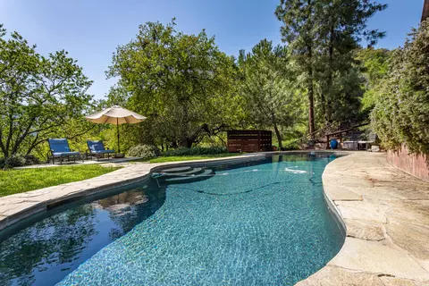 Exterior - 43452 Kaweah River Dr, Three Rivers, CA 93271 photo 5 of 9