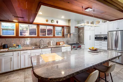 Kitchen - 43452 Kaweah River Dr, Three Rivers, CA 93271 photo 4 of 5