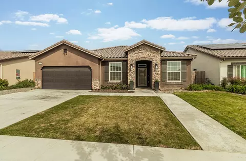 1018 S Crumal St, Visalia, CA 93292
