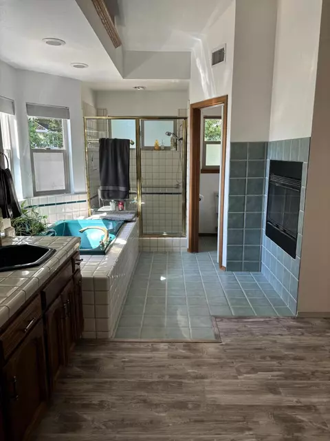 Bath - 2506 E Vassar Ct, Visalia, CA 93292 photo 2 of 3