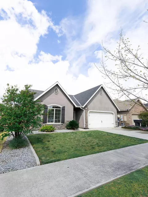 2355 N Shady St, Visalia, CA 93291