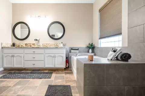 Bath - 1543 E Beech Dr, Visalia, CA 93292 photo 8 of 12