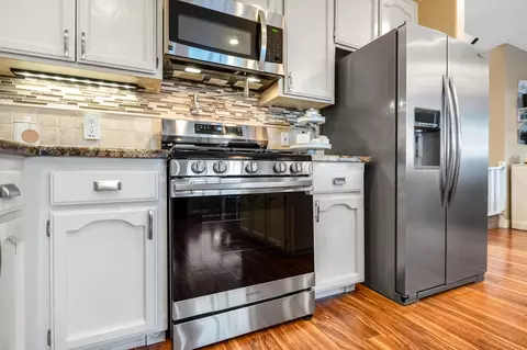 Kitchen - 1543 E Beech Dr, Visalia, CA 93292 photo 6 of 9
