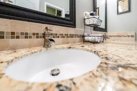 Bath - 1543 E Beech Dr, Visalia, CA 93292 photo 10 of 12