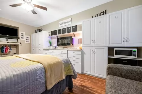 Bedroom - 1543 E Beech Dr, Visalia, CA 93292 photo 5 of 11