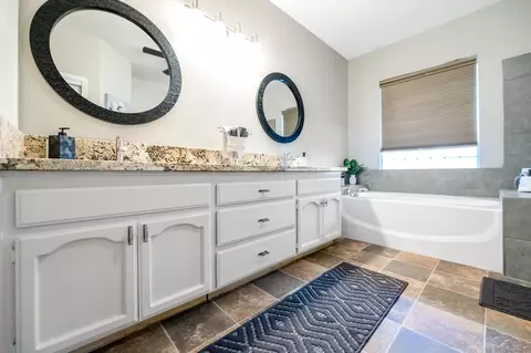 Bath - 1543 E Beech Dr, Visalia, CA 93292 photo 2 of 12