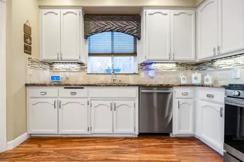 Kitchen - 1543 E Beech Dr, Visalia, CA 93292 photo 7 of 9