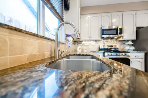 Kitchen - 1543 E Beech Dr, Visalia, CA 93292 photo 4 of 9
