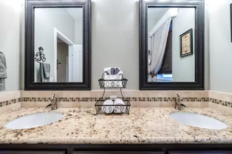 Bath - 1543 E Beech Dr, Visalia, CA 93292 photo 12 of 12