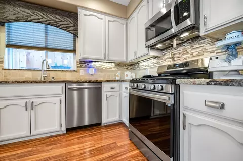 Kitchen - 1543 E Beech Dr, Visalia, CA 93292 photo 5 of 9