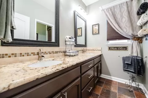 Bath - 1543 E Beech Dr, Visalia, CA 93292 photo 9 of 12