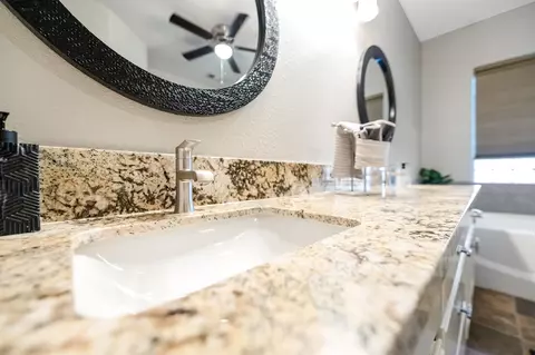 Bath - 1543 E Beech Dr, Visalia, CA 93292 photo 3 of 12
