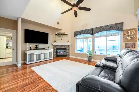 Living - 1543 E Beech Dr, Visalia, CA 93292 photo 3 of 4