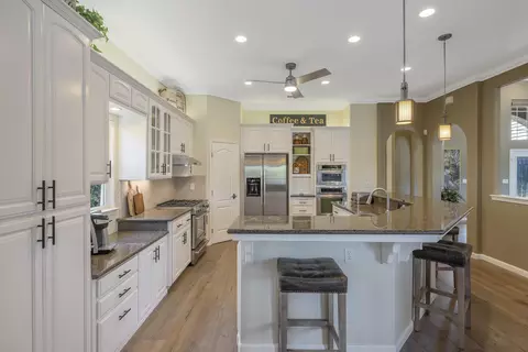 Kitchen - 2728 E Harter Ct, Visalia, CA 93292 photo 3 of 5