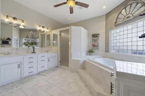 Bath - 2728 E Harter Ct, Visalia, CA 93292 photo 2 of 4