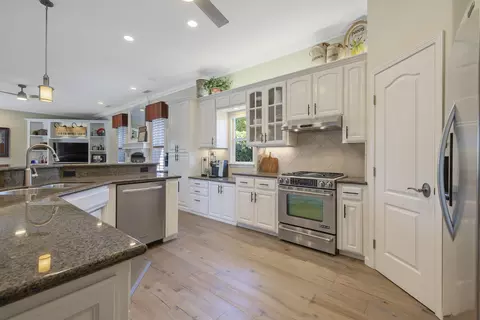 Kitchen - 2728 E Harter Ct, Visalia, CA 93292 photo 4 of 5