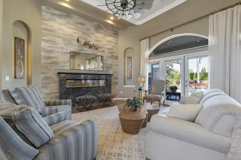 Living - 2728 E Harter Ct, Visalia, CA 93292 photo 2 of 10