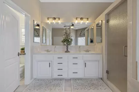 Bath - 2728 E Harter Ct, Visalia, CA 93292 photo 3 of 4