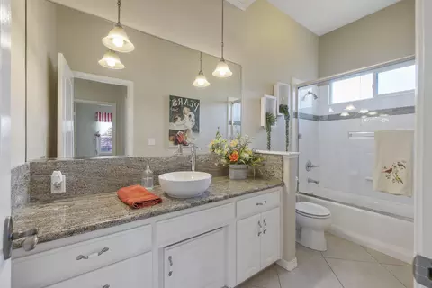 Bath - 2728 E Harter Ct, Visalia, CA 93292 photo 1 of 4