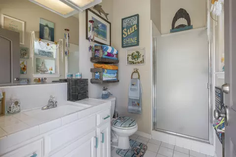 Bath - 2728 E Harter Ct, Visalia, CA 93292 photo 4 of 4