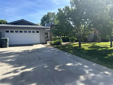 3529 W Iris Ave, Visalia, CA 93277