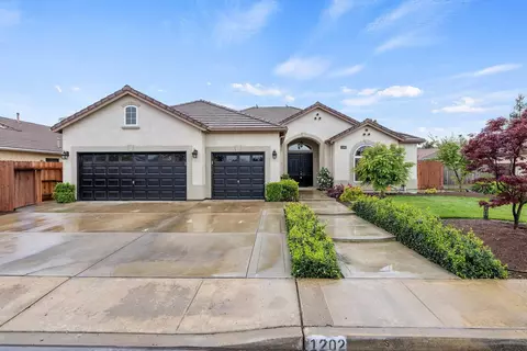 1202 Tuscany Dr, Dinuba, CA 93618