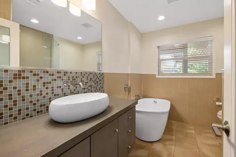 Bath - 1703 W Laurel Ave, Visalia, CA 93277 photo 2 of 6