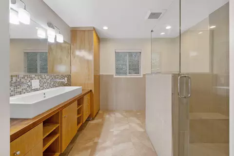 Bath - 1703 W Laurel Ave, Visalia, CA 93277 photo 4 of 6