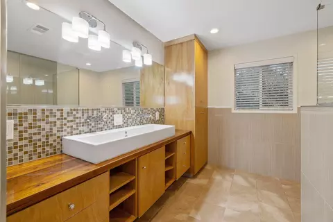 Bath - 1703 W Laurel Ave, Visalia, CA 93277 photo 5 of 6