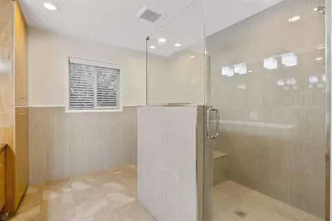 Bath - 1703 W Laurel Ave, Visalia, CA 93277 photo 6 of 6