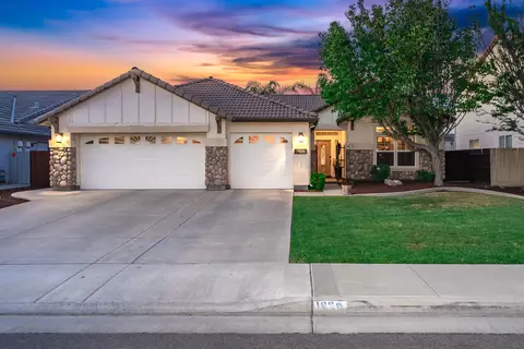 1966 W Berkshire Ln, Hanford, CA 93230