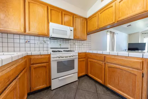 211 Riviera Dr, Lemoore, CA 93245 photo 3