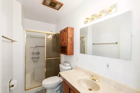 Bath - 40988 Millwood Rd, Dunlap, CA 93621 photo 2 of 5