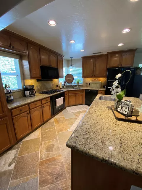 Kitchen - 1186 E Sequoia Ave, Tulare, CA 93274 photo 10 of 11