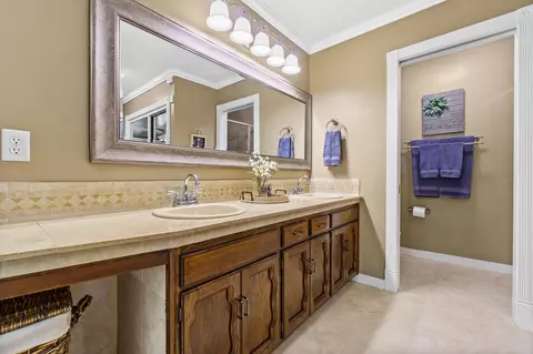 Bath - 2441 E Princeton Ave, Visalia, CA 93292 photo 4 of 6