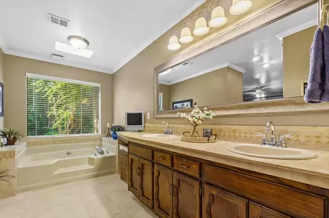 Bath - 2441 E Princeton Ave, Visalia, CA 93292 photo 3 of 6
