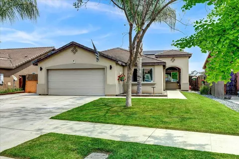 1220 N Velie Ct, Visalia, CA 93292