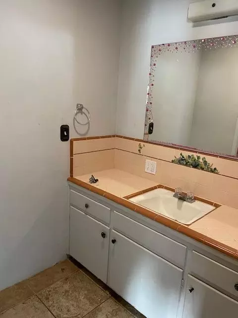 Bath - 19774 Road 256, Strathmore, CA 93267 photo 2 of 4