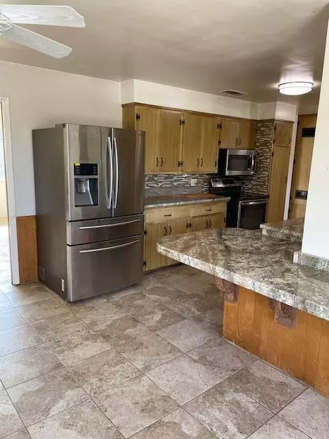 Kitchen - 19774 Road 256, Strathmore, CA 93267 photo 3 of 4