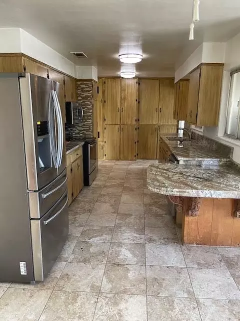 Kitchen - 19774 Road 256, Strathmore, CA 93267 photo 2 of 4