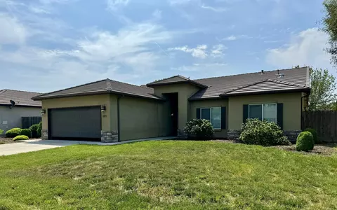 1871 W Castle Ave, Porterville, CA 93257